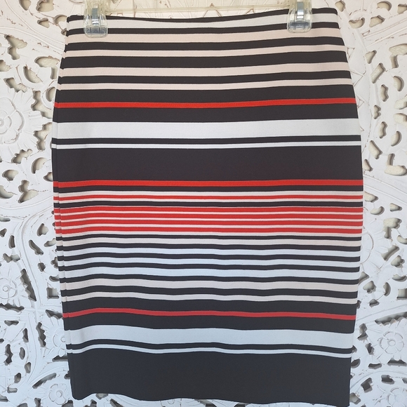 Stripy red and black skirt - Picture 1 of 3